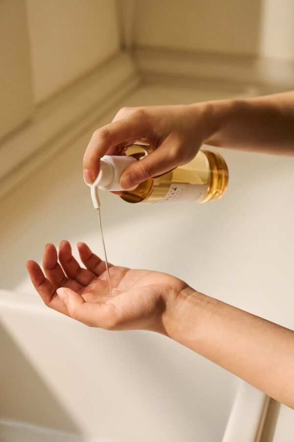skin1004-madagascar-centella-light-cleansing-oil-200-ml-493600-en.jpg Centella Light Cleansing Oil 200ml - SKIN1004